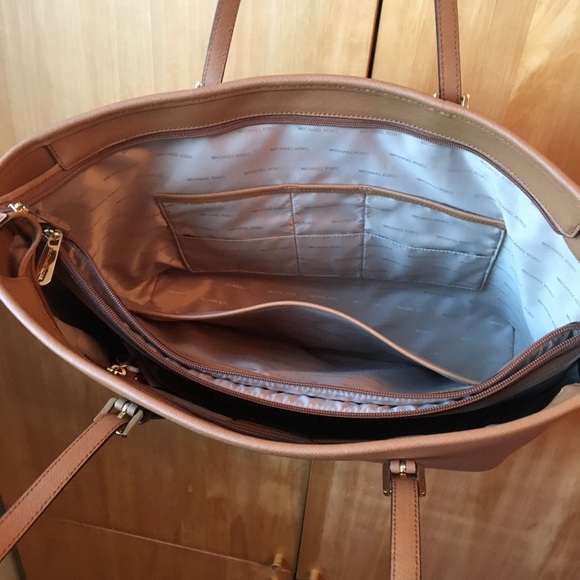 Michael Kors tan jet set tote NWT - Picture 5 of 5